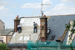 Rénovation de la couverture d'une vieille maison par un artisan spécialisé  